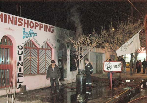 Incendio destruyó un taller de motos