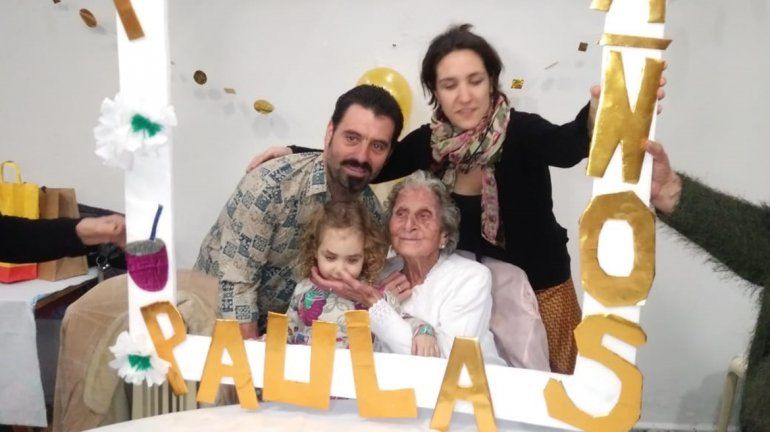 Una abuela cipoleña cumplió 100 años y entró a su fiesta con el tema Resistiré
