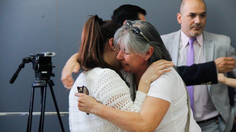 La víctima se abrazó con su madre luego de escuchar la sentencia.