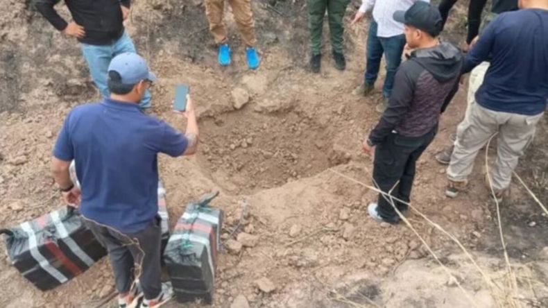 Los efectivos procedieron a retirar la droga que permanecía en la aeronave tras el impacto. | LMCipolletti.com Los efectivos procedieron a retirar la droga que permanecía en la aeronave tras el impacto.