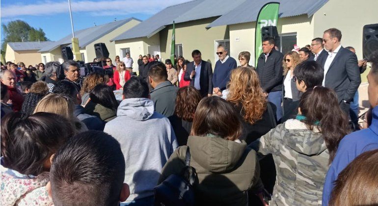 Cipolletti de fiesta: 100 familias del DVN cumplieron el sueño de la casa propia