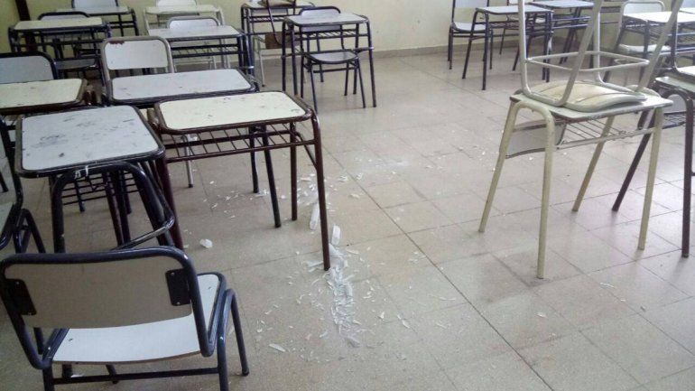 El tubo de luz explotó en el techo de un aula y cayó sobre los bancos.