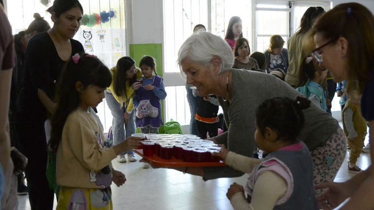 Una de las coordinadoras, Mariela Rochón, ofreciendo gelatina a los peques.