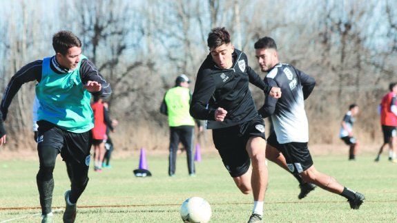 Fernando Pettineroli con chances de ser inicial por primera vez en la temporada del Federal A.