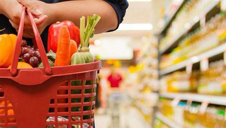 Una familia tipo necesitó más de $100 mil para no ser pobre