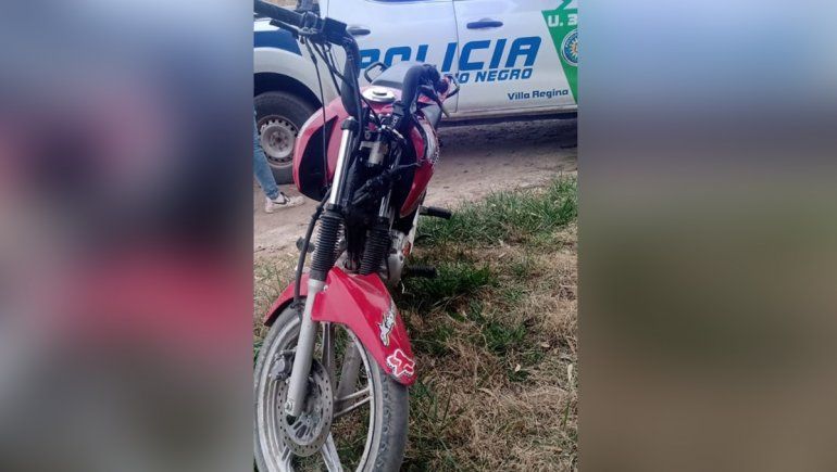 Lo pararon en un control y descubrieron que andaba en una moto robada