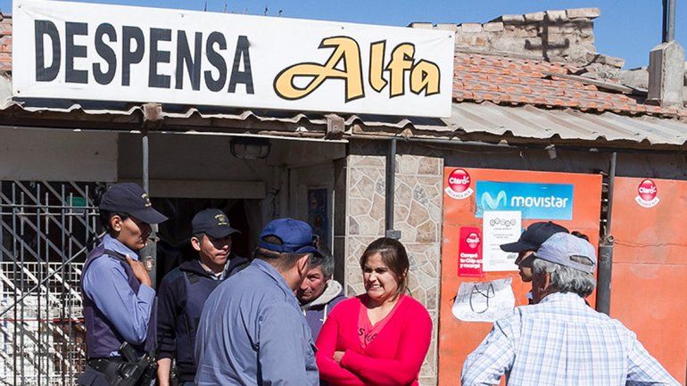 El trabajo policial en la casa de la víctima se extendió por varias horas.