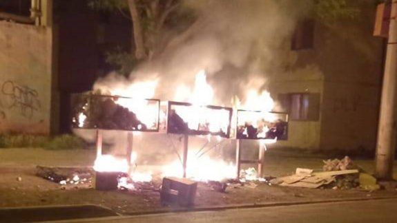 Susto: prendieron fuego tres canastos de basura en el barrio La Paz