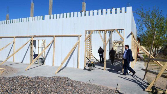 El gobernador visitó las obras de viviendas y escuelas en Cipolletti 