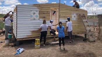 techo construyo nueve casas de emergencia en el barrio los olmos