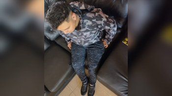 quiso entrar a un bar y no lo dejaron por las zapatillas