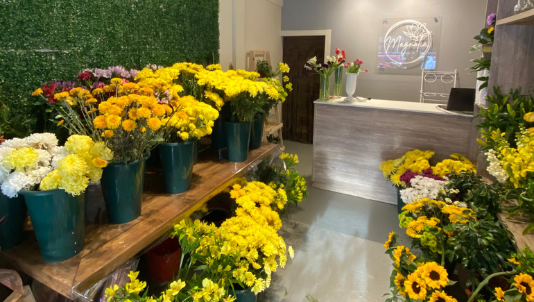 Las flores amarillas son las más buscadas en el inicio de la primavera en Cipolletti.