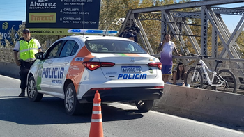 El choque se dio sobre el puente nuevo que va en dirección a Neuquén. Foto: gentileza Miguel Parra.