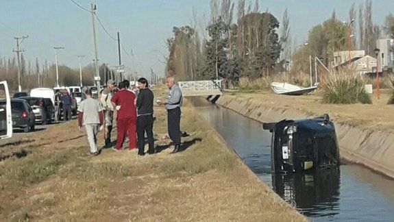 Un conductor perdió el control de su auto y terminó dentro del canal