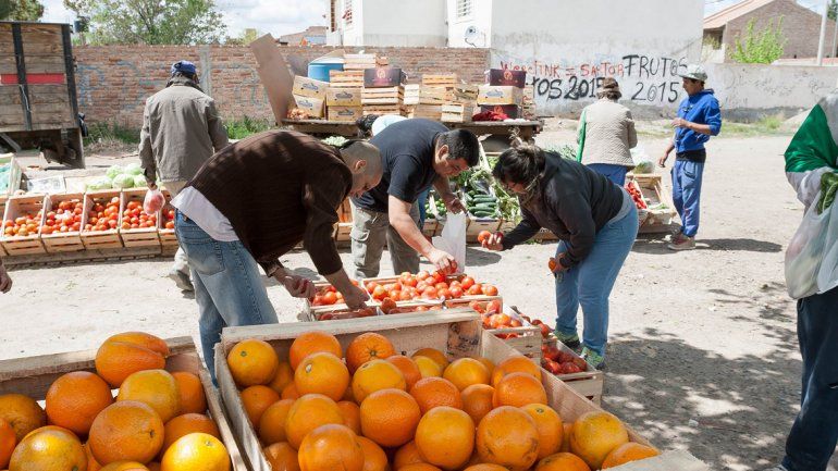 Las verdulerías callejeras se multiplicaron en los últimos años. Se llenan de clientes por sus precios bajos.