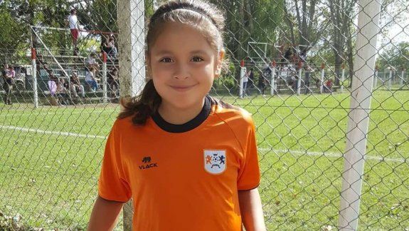 Felicita Flores, la niña crack del fútbol que ya firma contratos.