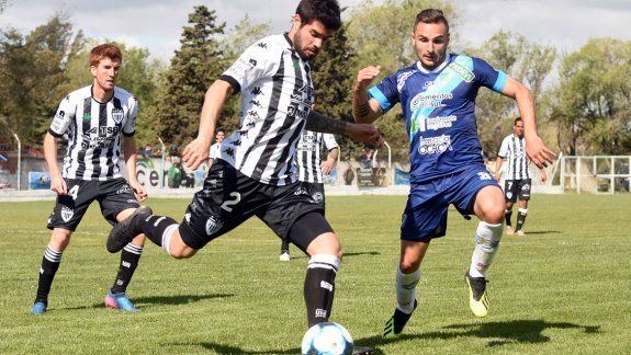 Coria, en el cierre de una de las jugadas ofensivas de los capitalinos, que fueron más que Cipo en Viedma.