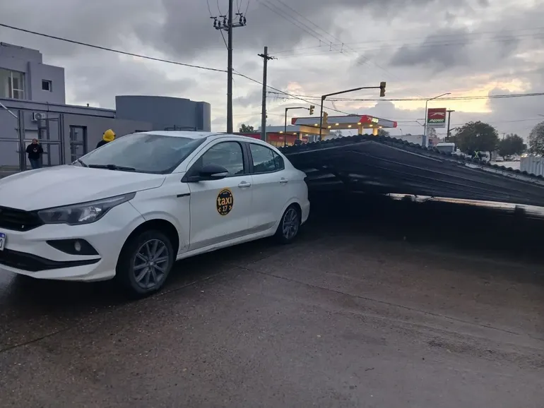 Cuando acudieron los bomberos se encontraron con las chapas tiradas en plena v&iacute;a p&uacute;blica.&nbsp;