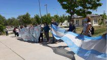 trabajadores de salud se manifestaron frente al hospital local trabajadores de salud se manifestaron frente al hospital local