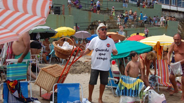 Sus discursos en la playa captan la atención de todos los turistas.