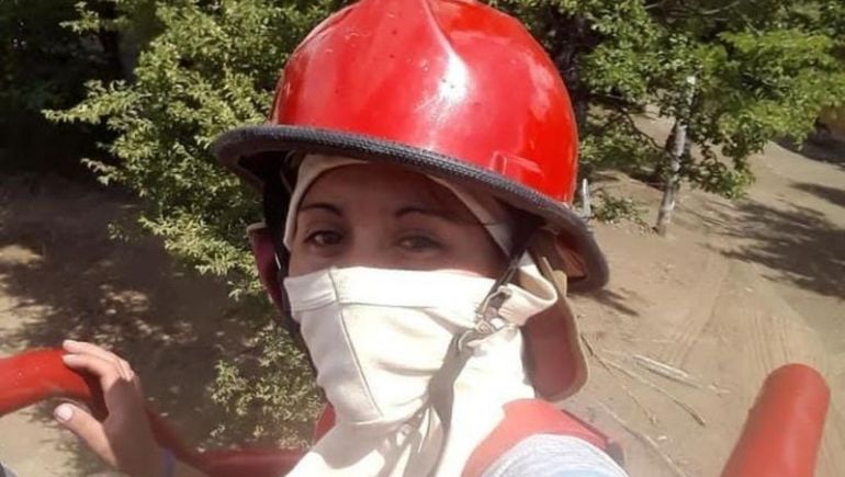 Casi muere en un incendio y hoy salva vidas como bombera voluntaria
