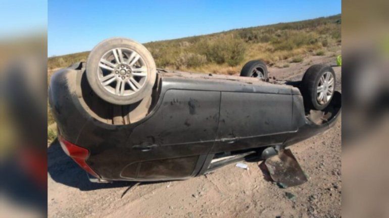 Una familia volcó en un auto por esquivar pozos en la Ruta 151