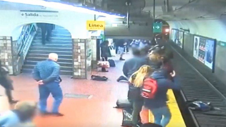 Video: se desmayó, empujó a una mujer a las vías y el subte frenó a tiempo de milagro