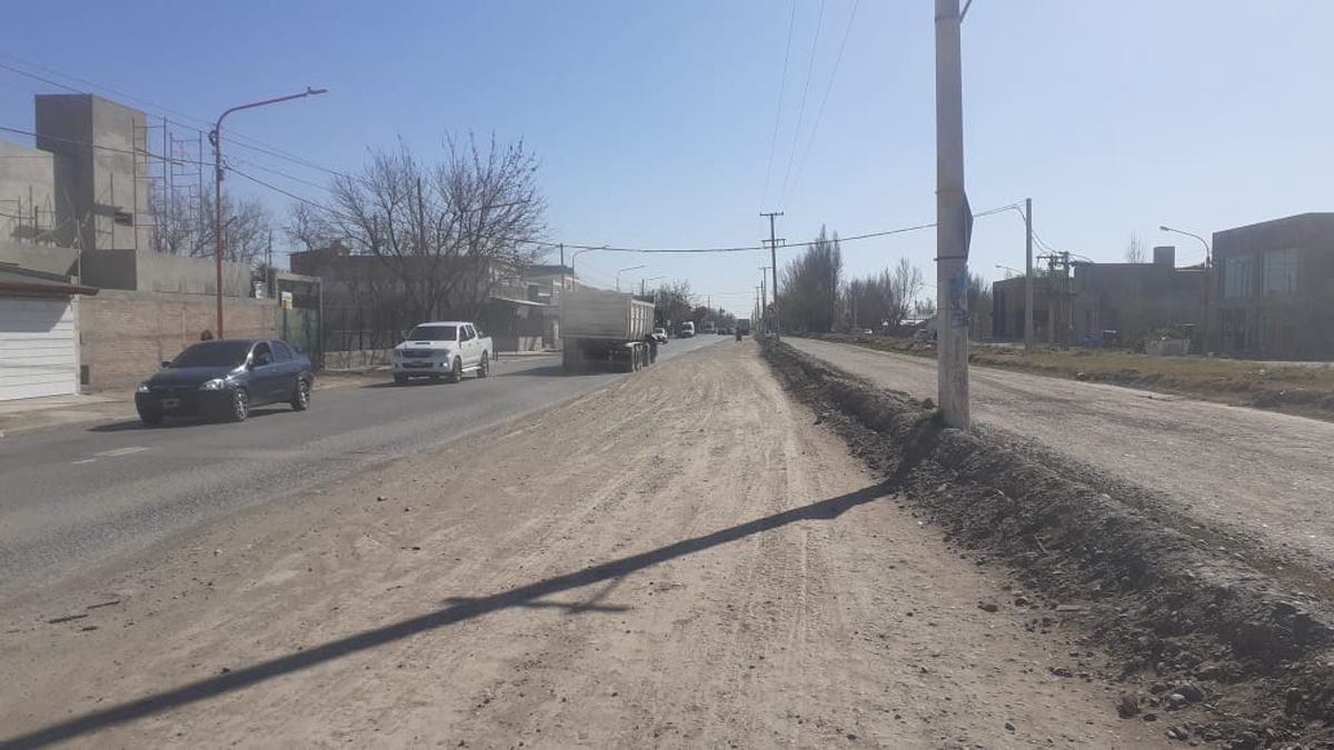 Los camiones con grandes pesos y cargas, como los que van a Vaca Muerta, deterioran el pavimento. Desde este lunes no podrán transitar por las calles de Cipolletti.&nbsp;