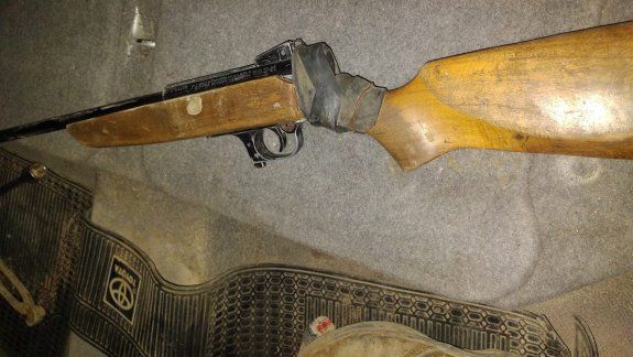 Lo pararon en un control y le encontraron una carabina y municiones