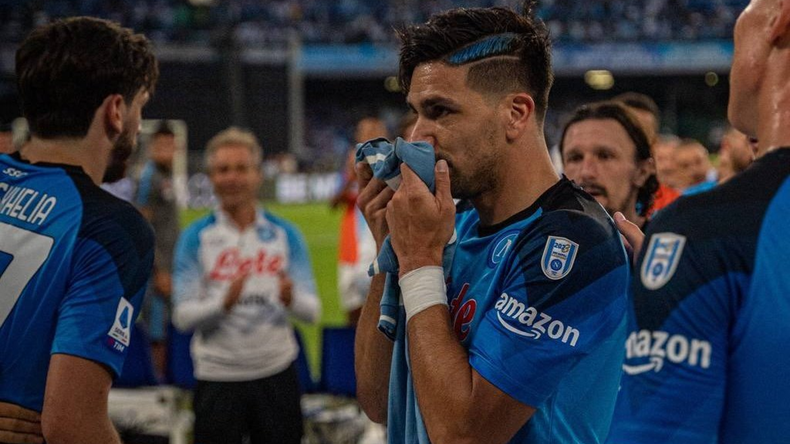 Gio Simeone festeja con la camiseta de Diego. 