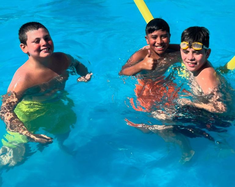 El predio recreativo ubicado en la Isla Jordán tiene dos piletas diferenciadas, una para los niños y otra para adultos. El predio recreativo ubicado en la Isla Jordán tiene dos piletas diferenciadas, una para los niños y otra para adultos.