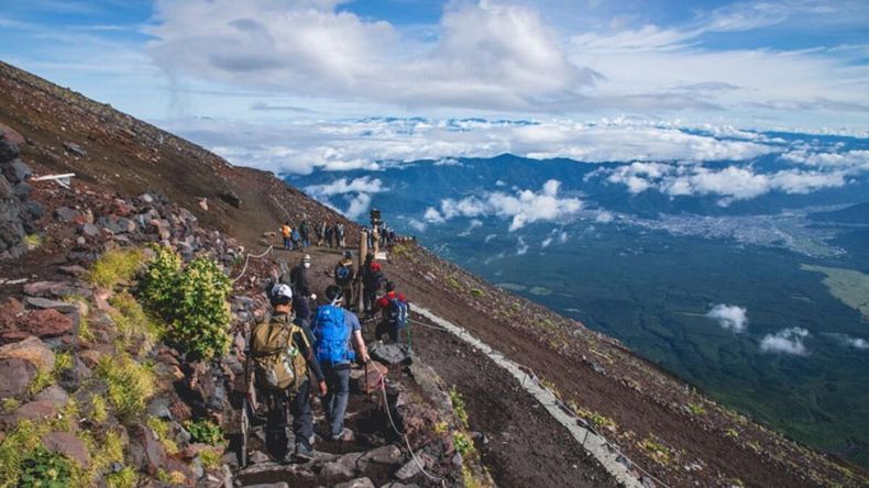 Un hombre dejó a su hijo solo en la montaña porque no podía seguir caminando.&nbsp;