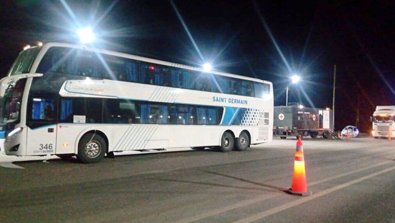 Detienen a un colectivo con turistas jubilados: tenían Covid