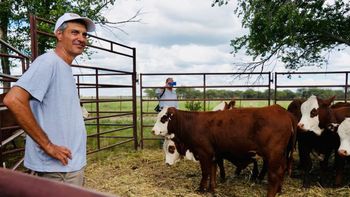 Más de 100 productores recorrieron la Cabaña La Florida y analizaron pastoreo rotativo que regenera pastizales y evita sobrepastoreo en el caldenal pampeano. Foto: WCS | LMCipolletti.com Más de 100 productores recorrieron la Cabaña La Florida y analizaron pastoreo rotativo que regenera pastizales y evita sobrepastoreo en el caldenal pampeano. Foto: WCS