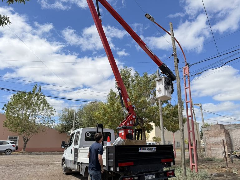 El recambio de luminarias por led continúa esta semana en el barrio Luis Piedra Buena.