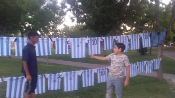 como viene la venta ambulante de camisetas de la seleccion en neuquen