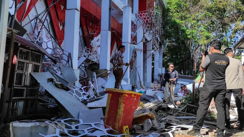 Terremoto de 7,4 sacudió a Indonesia y disparó alerta de tsunami: hay un muerto