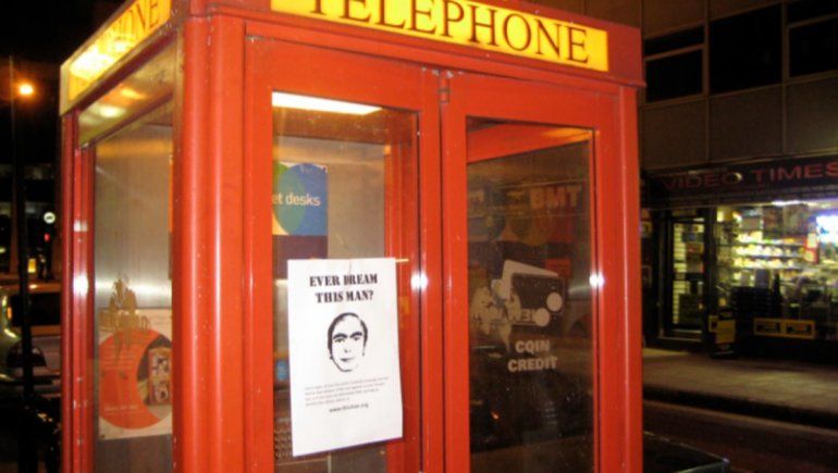 Un misterioso cartel pegado en pleno centro capturó la atención de los cipoleños