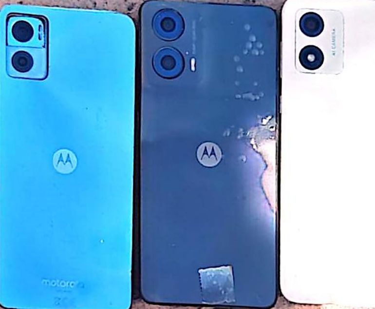 Además de las armas caseras secuestradas, se confiscaron tres teléfonos celulares. Además de las armas caseras secuestradas, se confiscaron tres teléfonos celulares. 