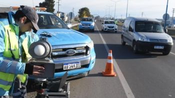 Los controles con radares de velocidad en Trelew arrancaron este martes sobre la avenida Eva Perón. 