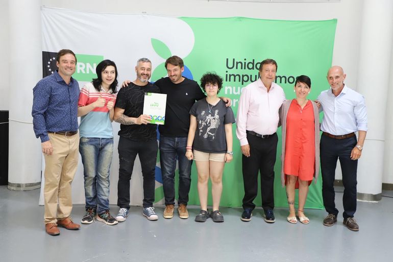 Con una inversión de $662 millones, más de 150 familias tendrán servicios en loteos de Cipolletti. Con una inversión de $662 millones, más de 150 familias tendrán servicios en loteos de Cipolletti.