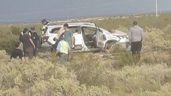 volcaron con su auto cuando viajaban rumbo a cipolletti: un muerto y dos heridos