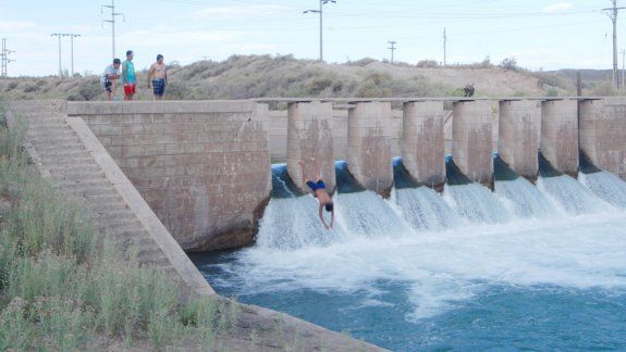 Los clavados desde los saltos de agua son una costumbre muy peligrosa que se repite todos los veranos.