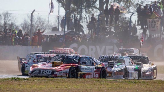 La Chevy de Urcera saliendo de la chicana en Rafaela durante la final.