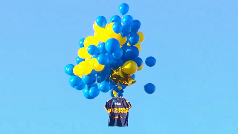 Boca envió al cielo una camiseta con el nombre de Miguel Ángel Russo.