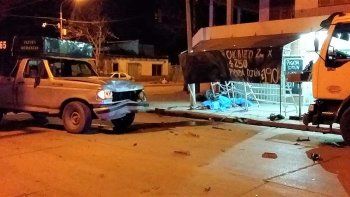 dos jovenes murieron tras chocar en moto contra una camioneta