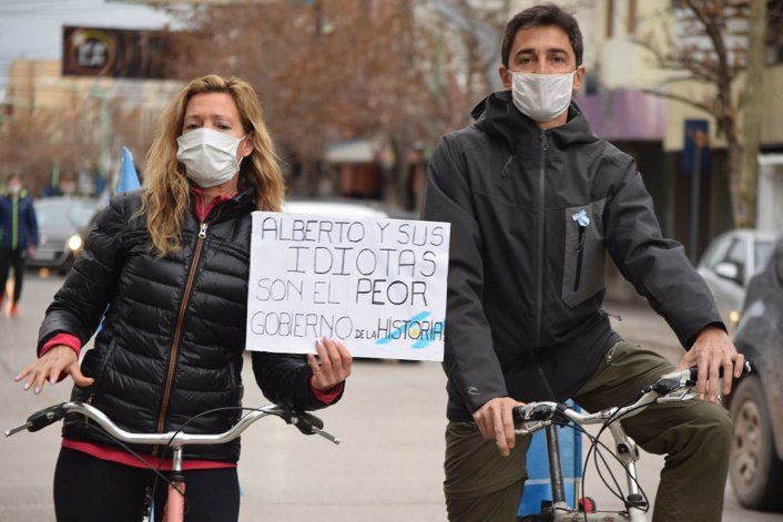 Ruidosa caravana contra las nuevas restricciones por la pandemia