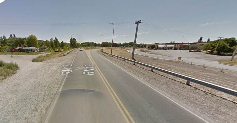 El lugar donde se produjo el incidente vial. Tanto la camioneta como la moto circulaban en direcci&oacute;n a Contralmirante Cordero.&nbsp;