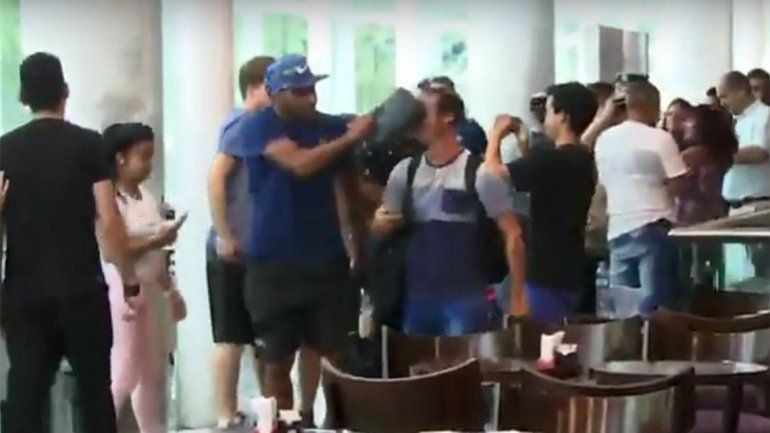 Wanchope Ábila golpeó a un hincha de River que quería una foto