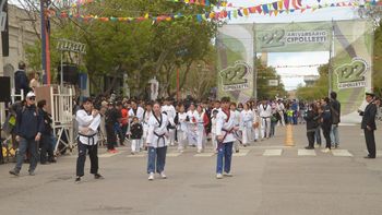 Gran presencia de vecinos en el desfile aniversario de Cipolletti.